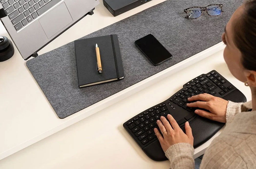 ergonomic keyboard in black